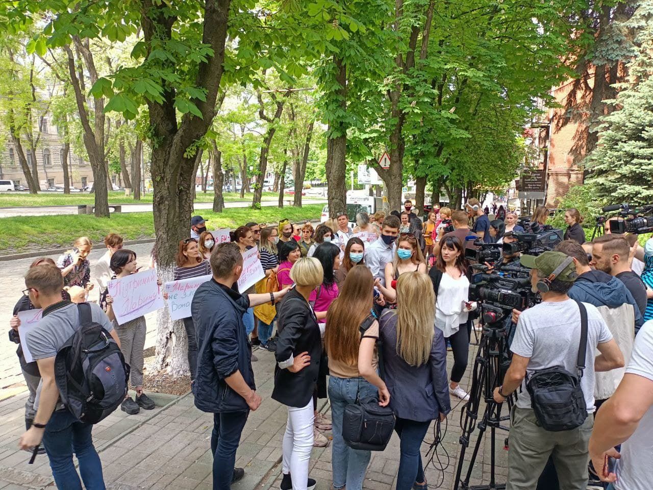 «Наказывайте насильников, а не их жертв»: в Днепре прошел митинг в поддержку Марины Полях