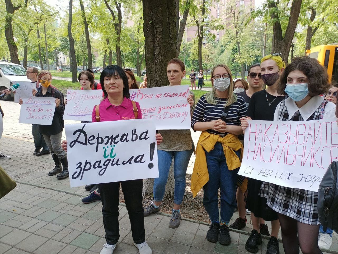 «Наказывайте насильников, а не их жертв»: в Днепре прошел митинг в поддержку Марины Полях