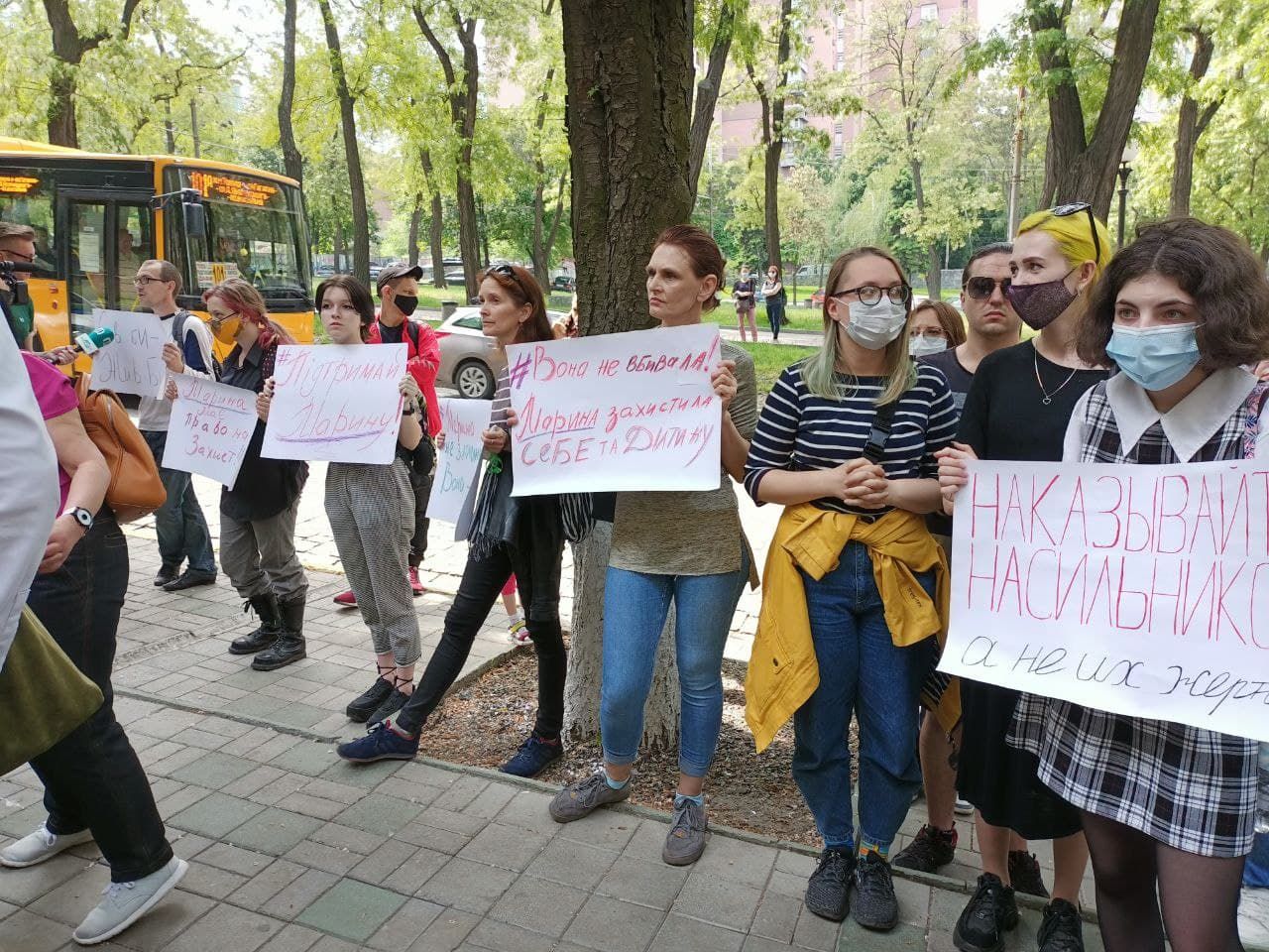 «Наказывайте насильников, а не их жертв»: в Днепре прошел митинг в поддержку Марины Полях