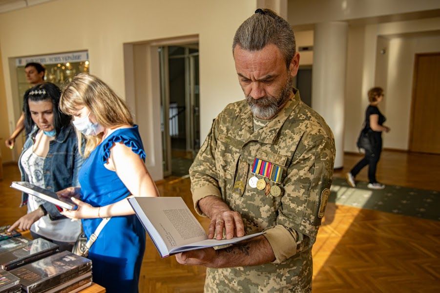 Четыре украинских писателя представили свои новинки в ДнепроОГА