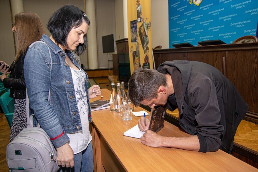 Четыре украинских писателя представили свои новинки в ДнепроОГА