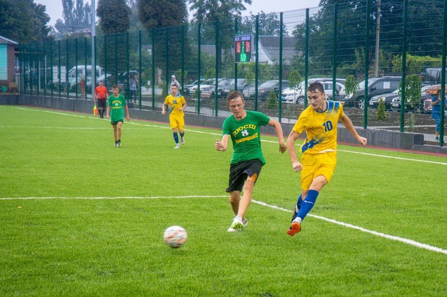 Построенный «с нуля» стадион в Приднепровском открыли футбольным матчем