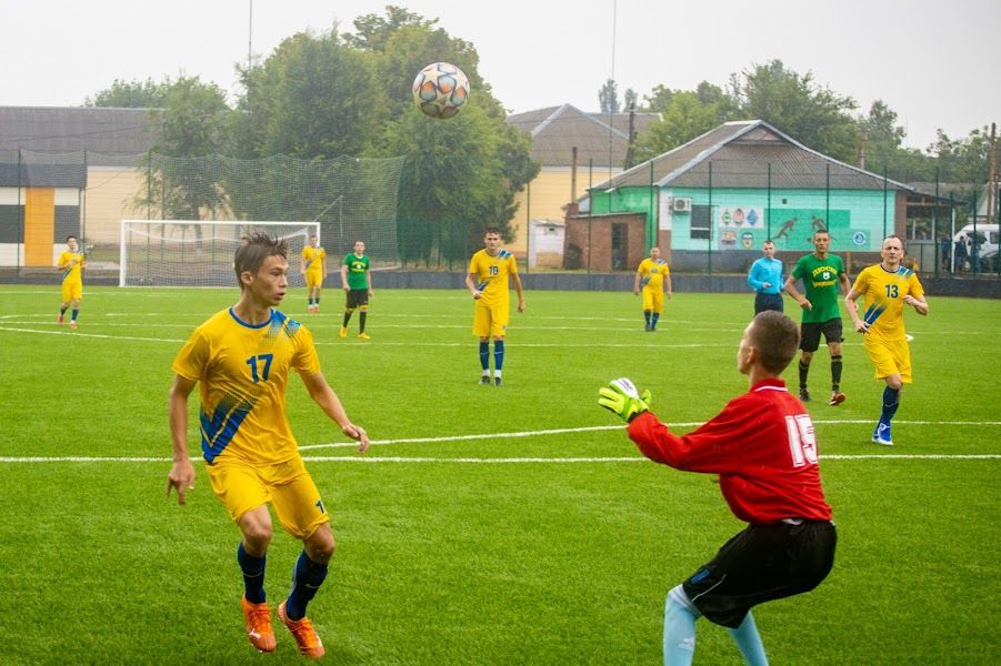 Построенный «с нуля» стадион в Приднепровском открыли футбольным матчем