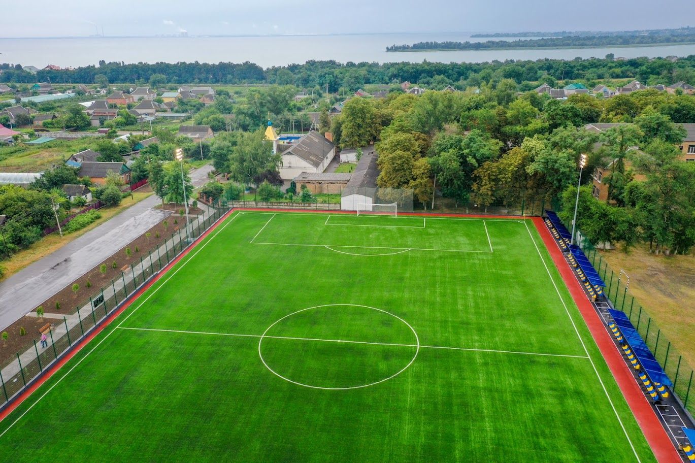 Построенный «с нуля» стадион в Приднепровском открыли футбольным матчем