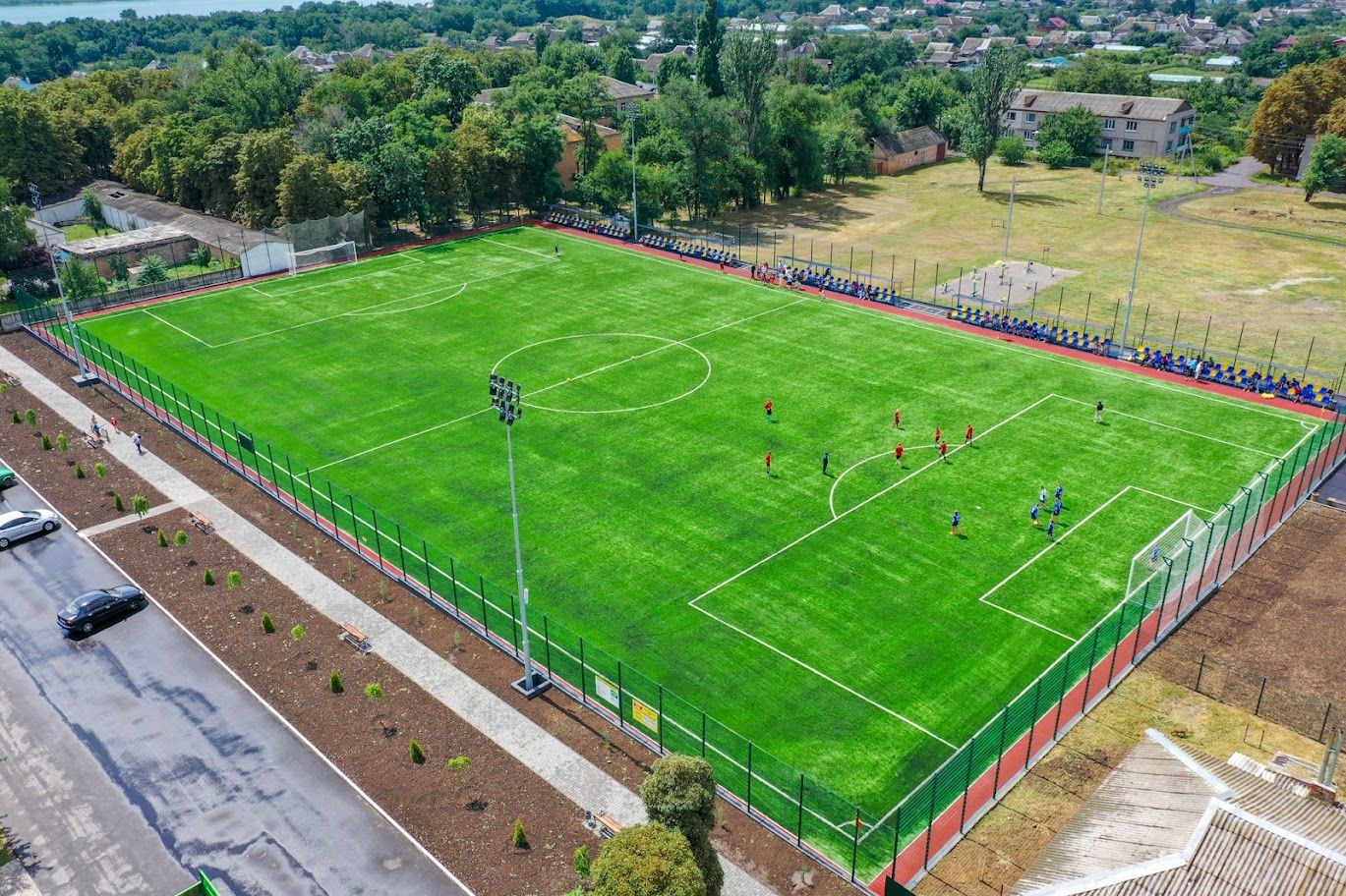 Построенный «с нуля» стадион в Приднепровском открыли футбольным матчем