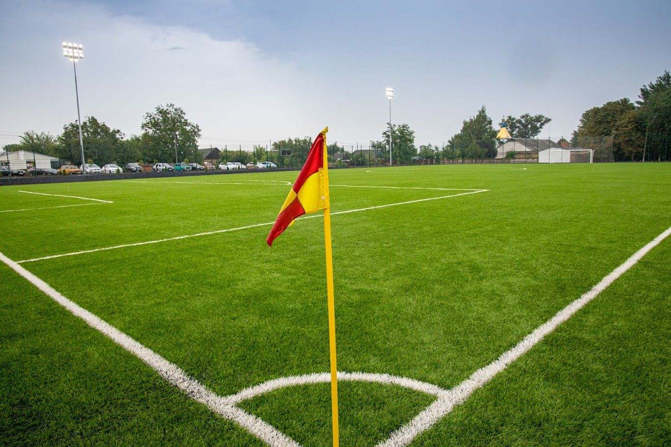 Построенный «с нуля» стадион в Приднепровском открыли футбольным матчем