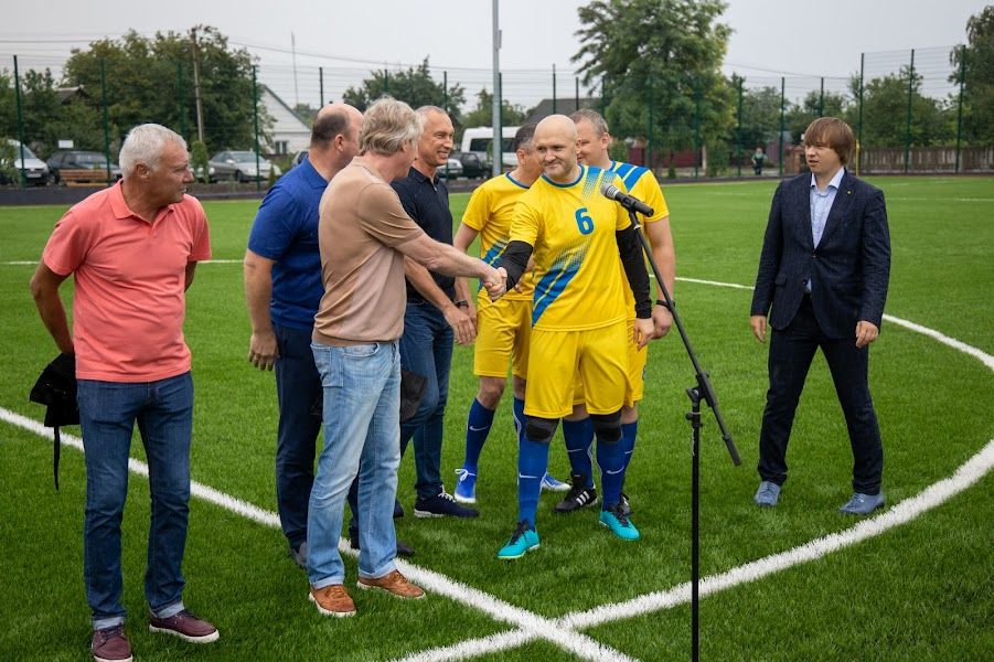 Построенный «с нуля» стадион в Приднепровском открыли футбольным матчем