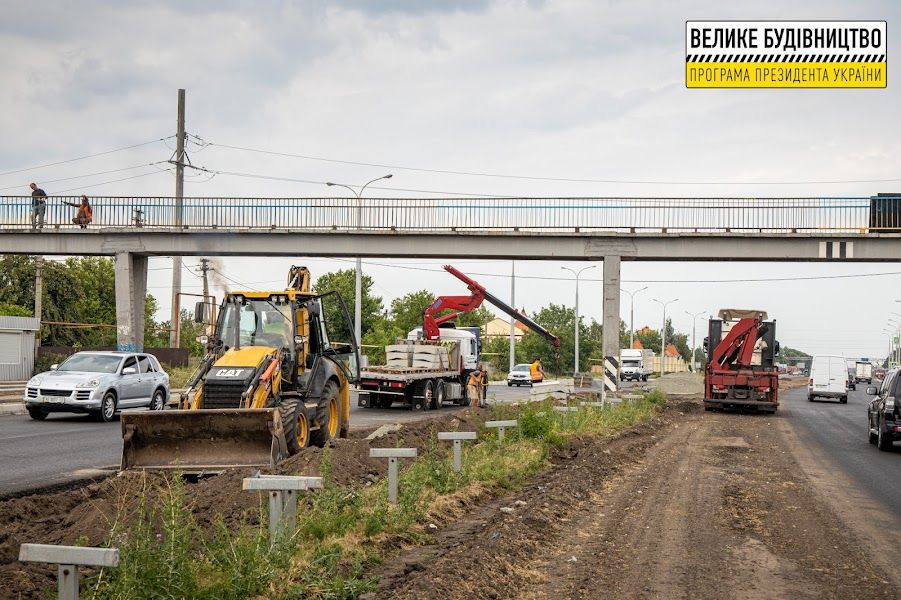 На трассе Днепр-Павлоград уже уложили около 60 км нового покрытия