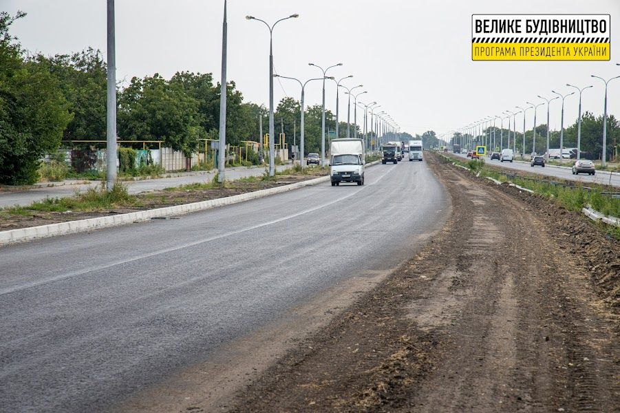 На трассе Днепр-Павлоград уже уложили около 60 км нового покрытия