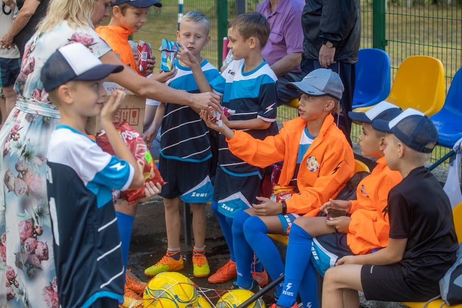 Построенный «с нуля» стадион в Приднепровском открыли футбольным матчем