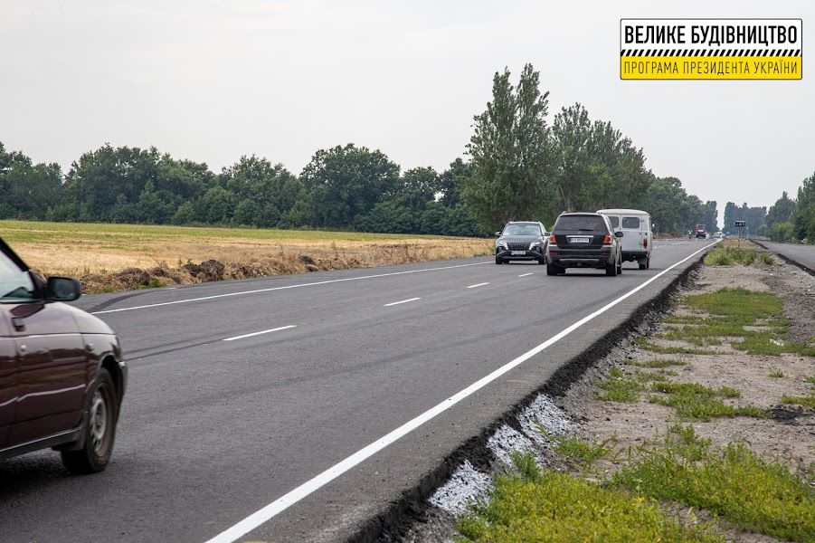 На трассе Днепр-Павлоград уже уложили около 60 км нового покрытия