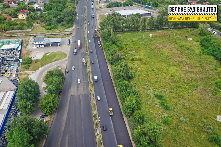 На трассе Днепр-Павлоград уже уложили около 60 км нового покрытия