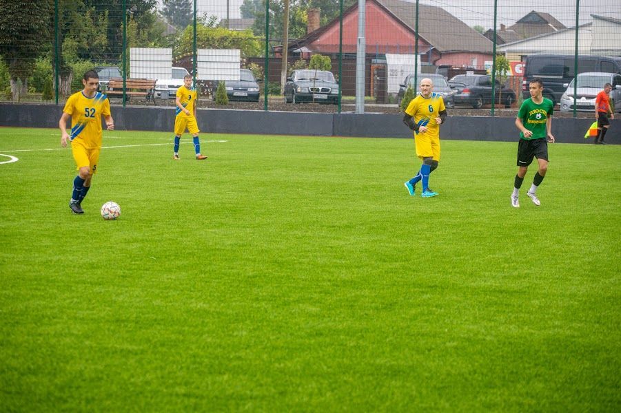 Построенный «с нуля» стадион в Приднепровском открыли футбольным матчем