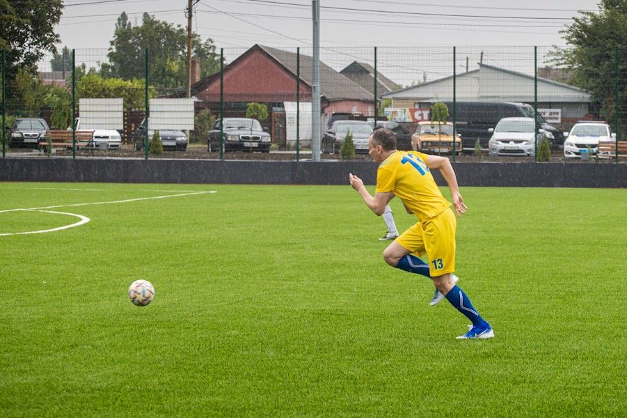 Построенный «с нуля» стадион в Приднепровском открыли футбольным матчем