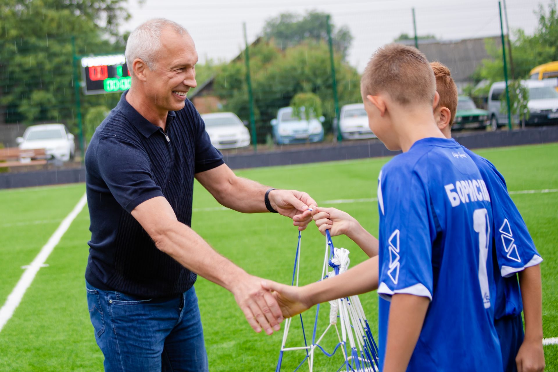 Построенный «с нуля» стадион в Приднепровском открыли футбольным матчем