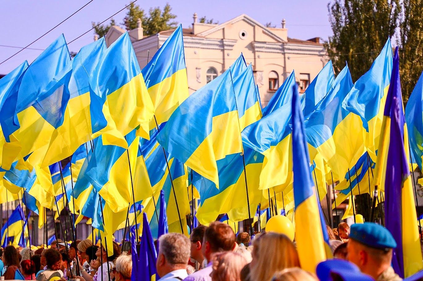 В Кривом Роге на флагшток-великан подняли Государственный Флаг