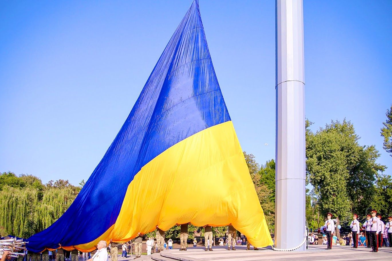 В Кривом Роге на флагшток-великан подняли Государственный Флаг