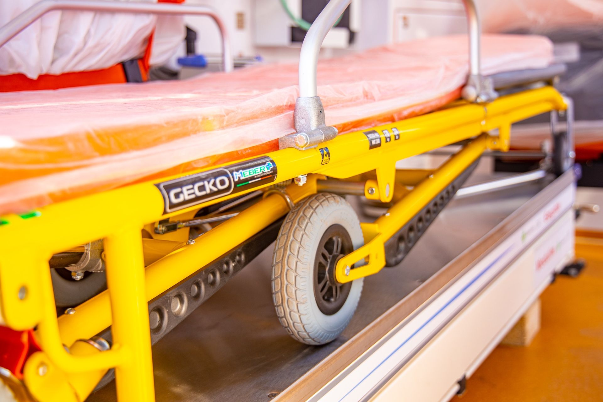 Каменской станции экстренной медпомощи передали 26 новых «скорых»