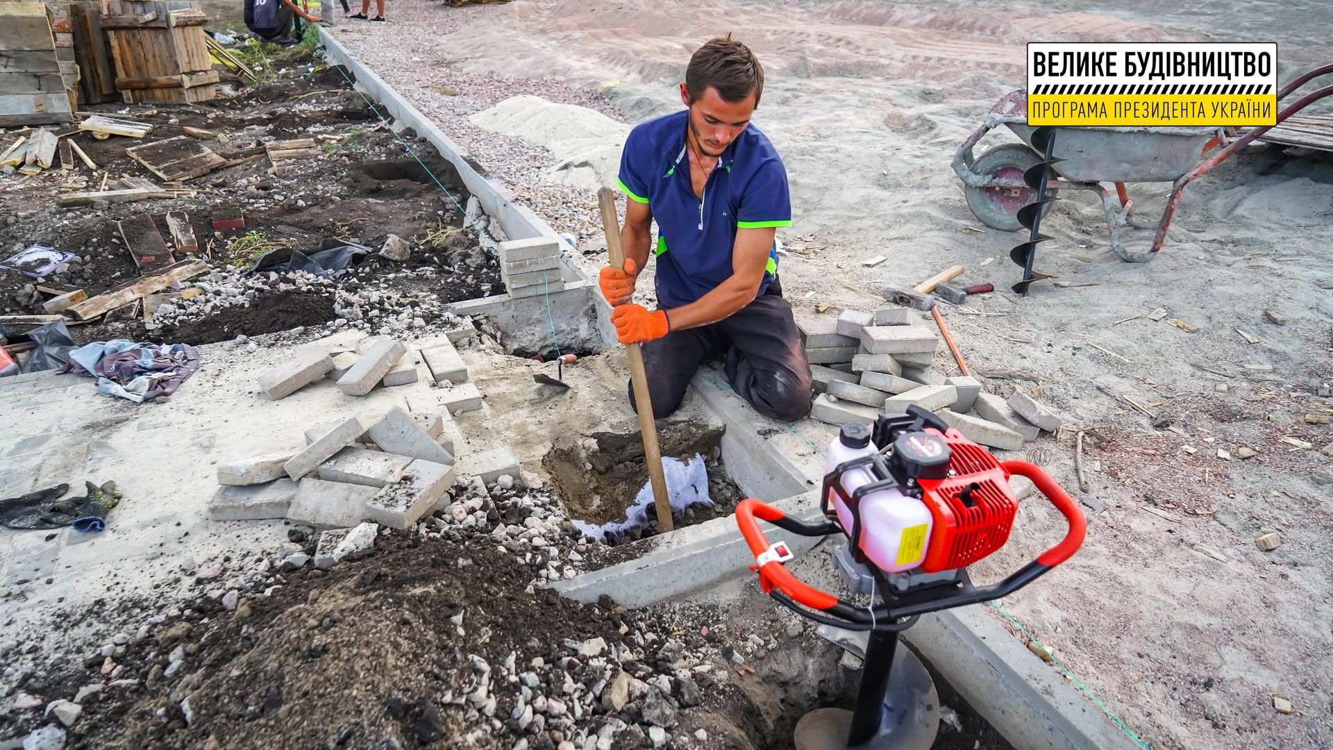 В Карповке завершают реконструкцию школьного стадиона