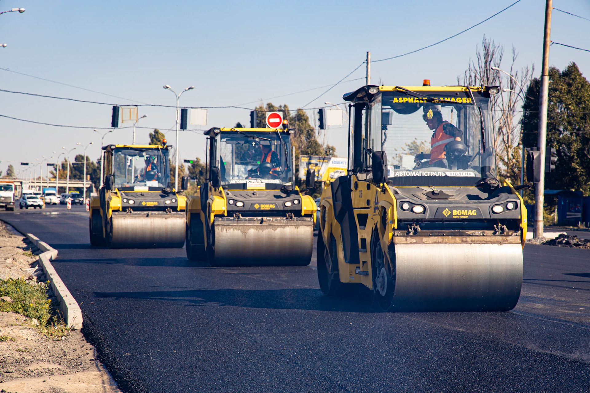 Стелют финишное покрытие: дорожники обновляют трассу Днепр-Павлоград