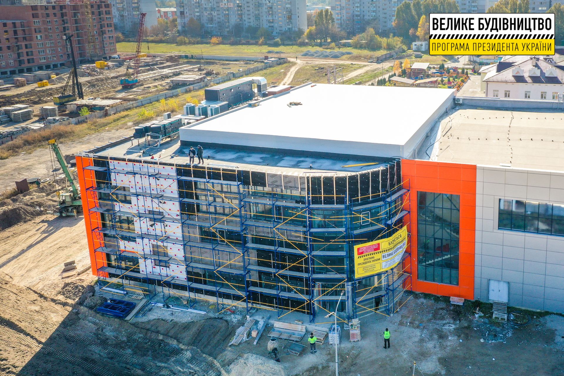 Для взрослых и детей: в Слобожанском завершают строительство бассейна