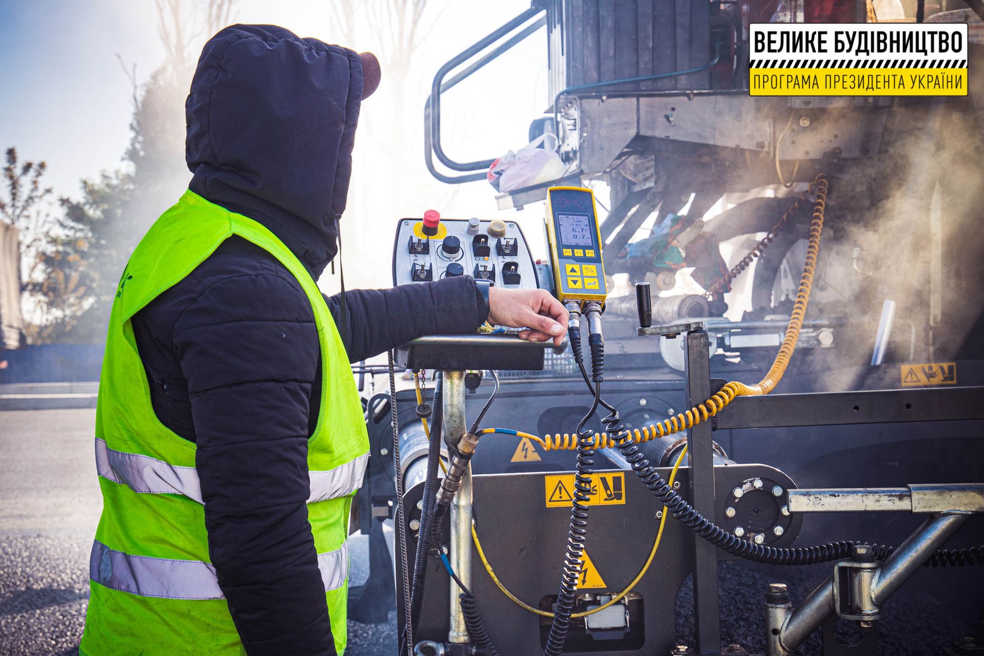 Стелют финишное покрытие: дорожники обновляют трассу Днепр-Павлоград