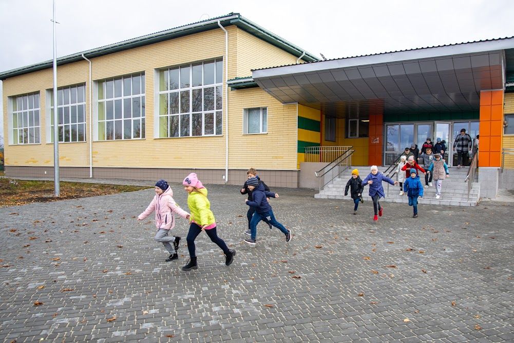 В Покровском лицее обновляют стадион