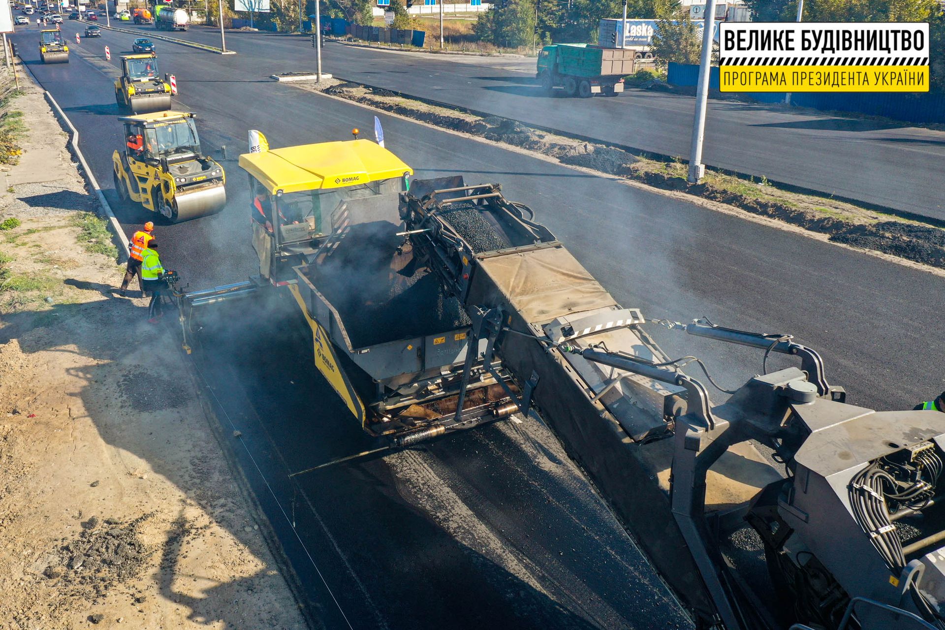 Стелют финишное покрытие: дорожники обновляют трассу Днепр-Павлоград