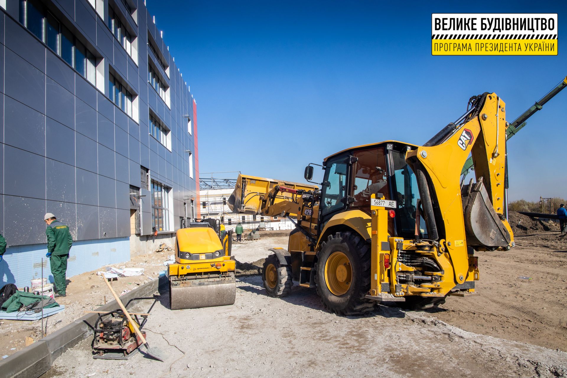 Для взрослых и детей: в Слобожанском завершают строительство бассейна