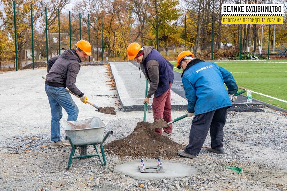 В Покровском лицее обновляют стадион