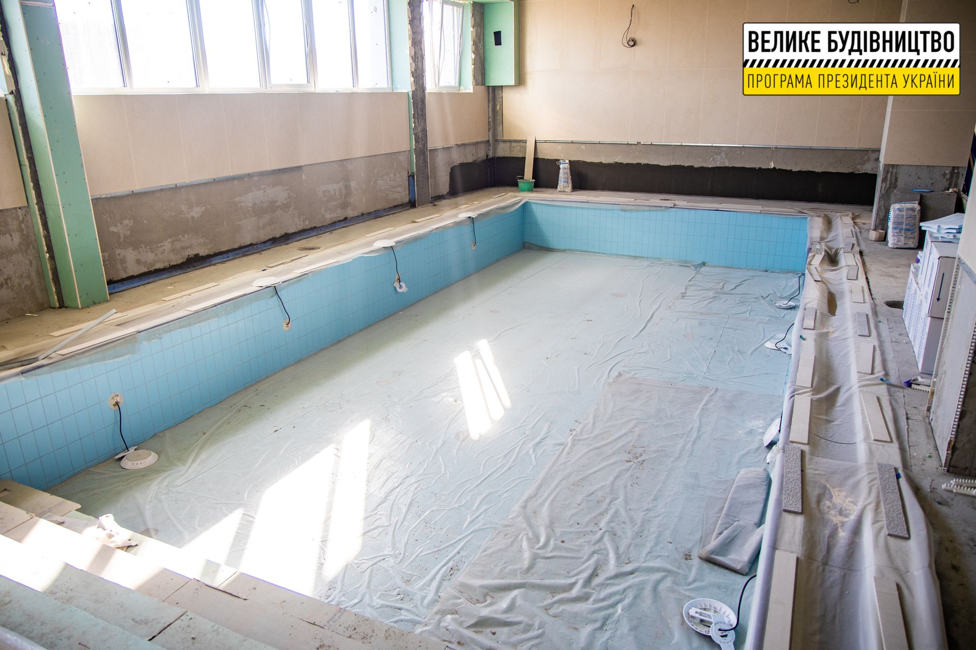 Для взрослых и детей: в Слобожанском завершают строительство бассейна