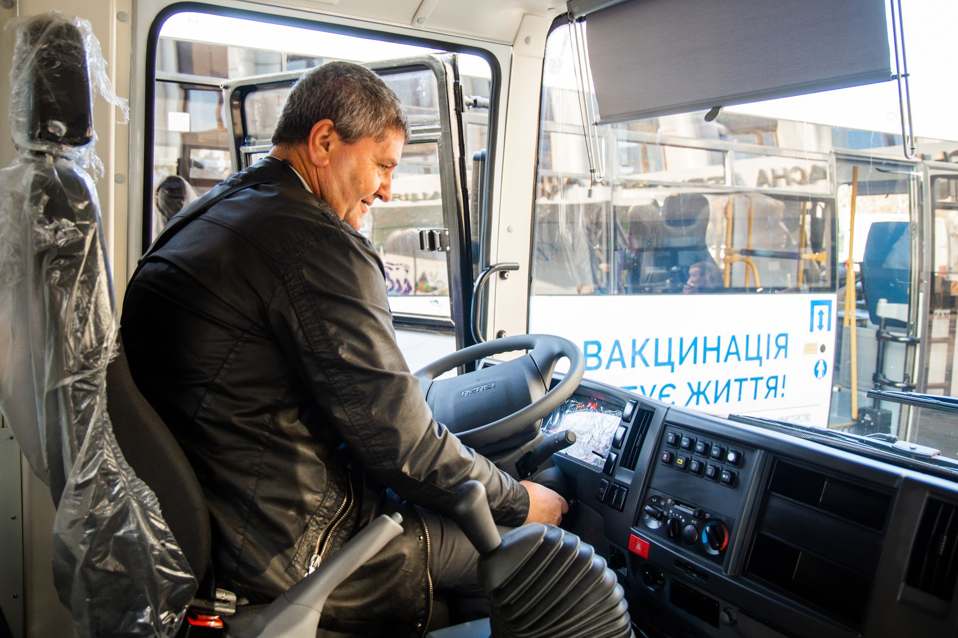 Медучреждениям Днепропетровщины передали автобусы