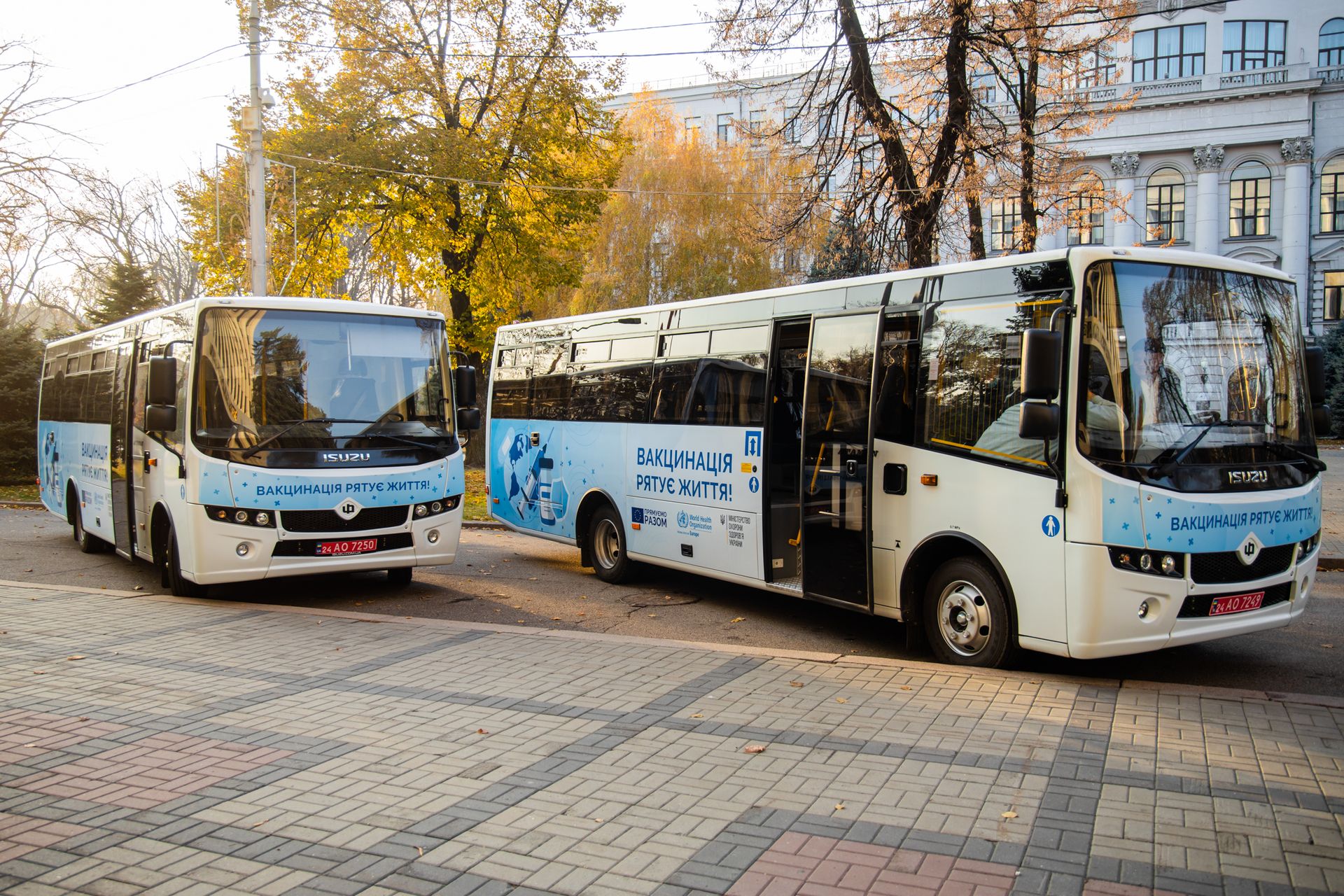 Медучреждениям Днепропетровщины передали автобусы