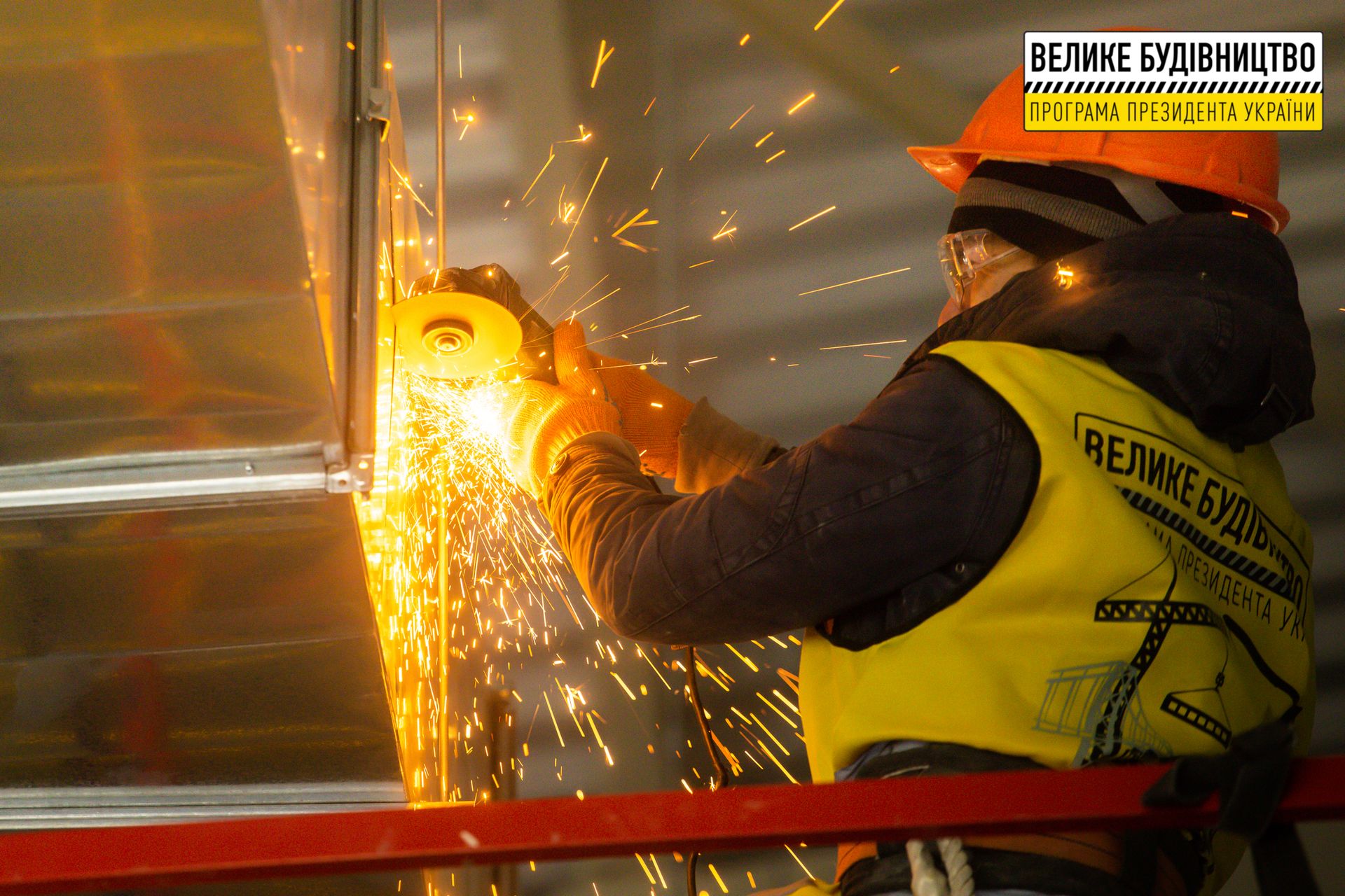 «Вырастает» яркий спортобъект вблизи центрального парка: готовность никопольского бассейна – почти 90%