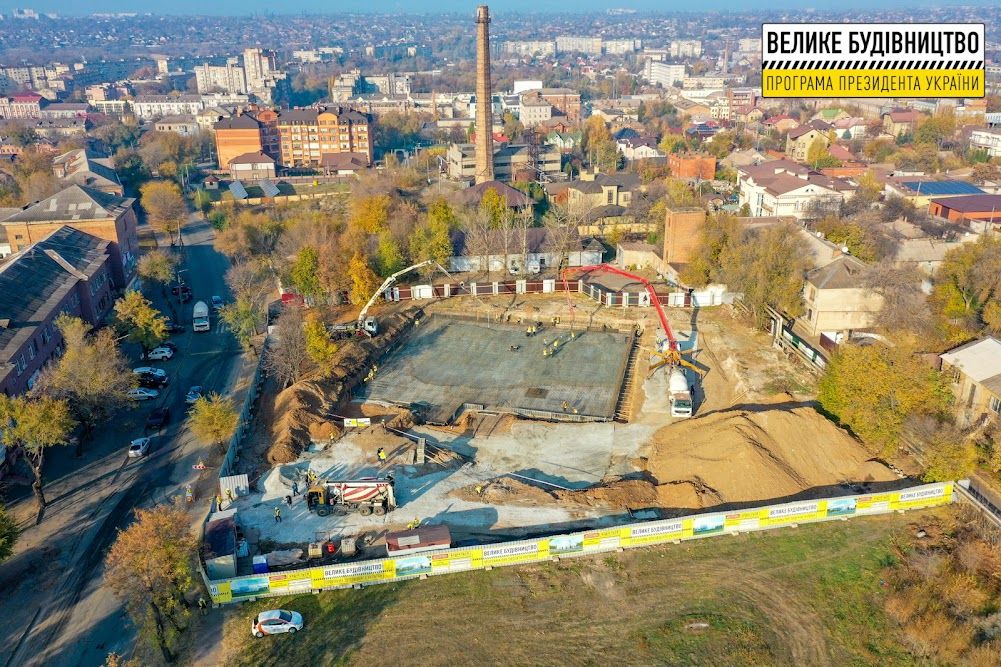 Современный дизайн и технологии энергосбережения: в Кривом Роге строят двухэтажный бассейн