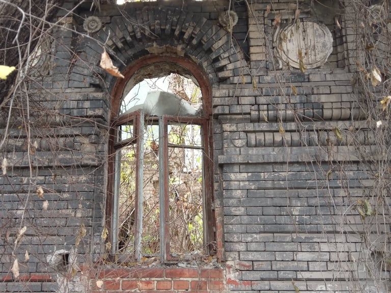 разрушенный дом