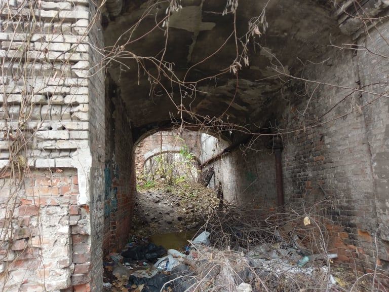 разрушенный дом