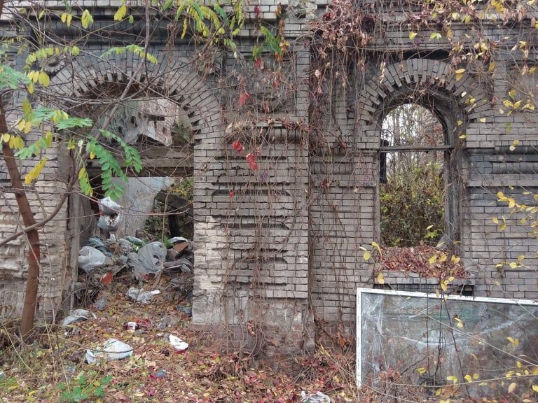 разрушенный дом