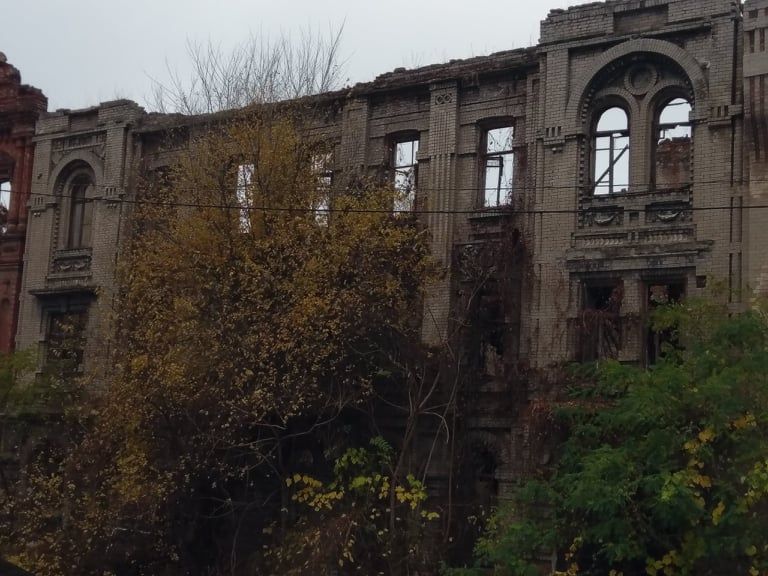 разрушенный дом