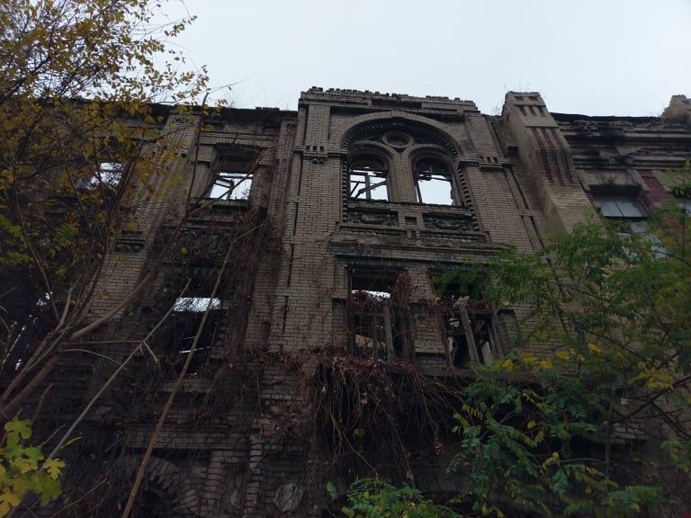 разрушенный дом