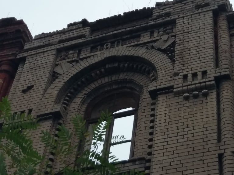 разрушенный дом