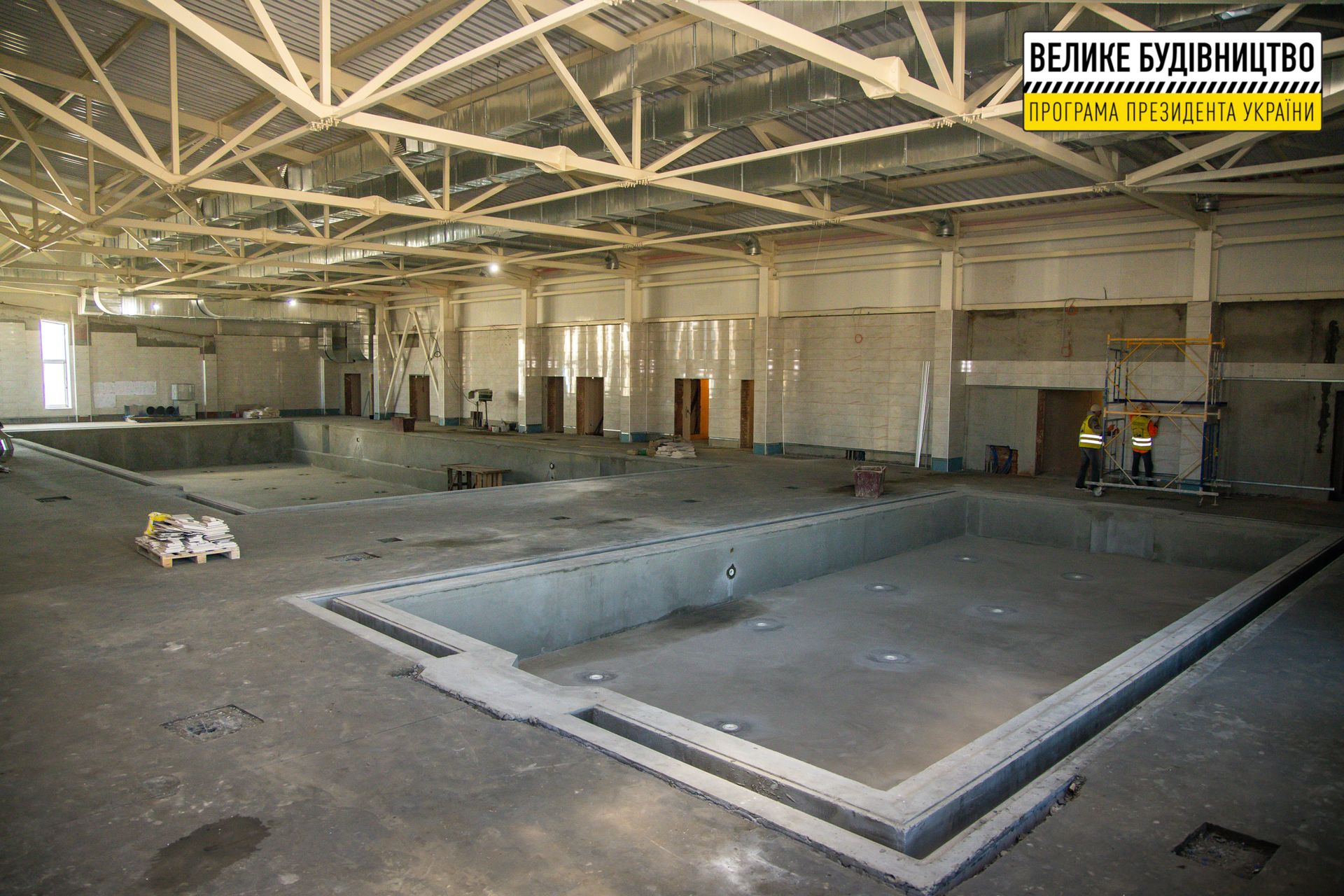 «Вырастает» яркий спортобъект вблизи центрального парка: готовность никопольского бассейна – почти 90%