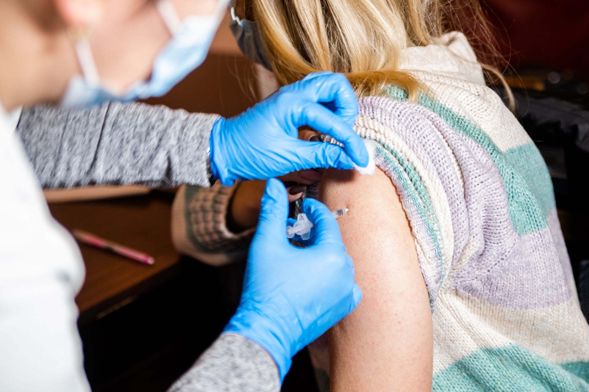 На Днепропетровщине от COVID-19 вакцинировались 3,5 тысячи подростков