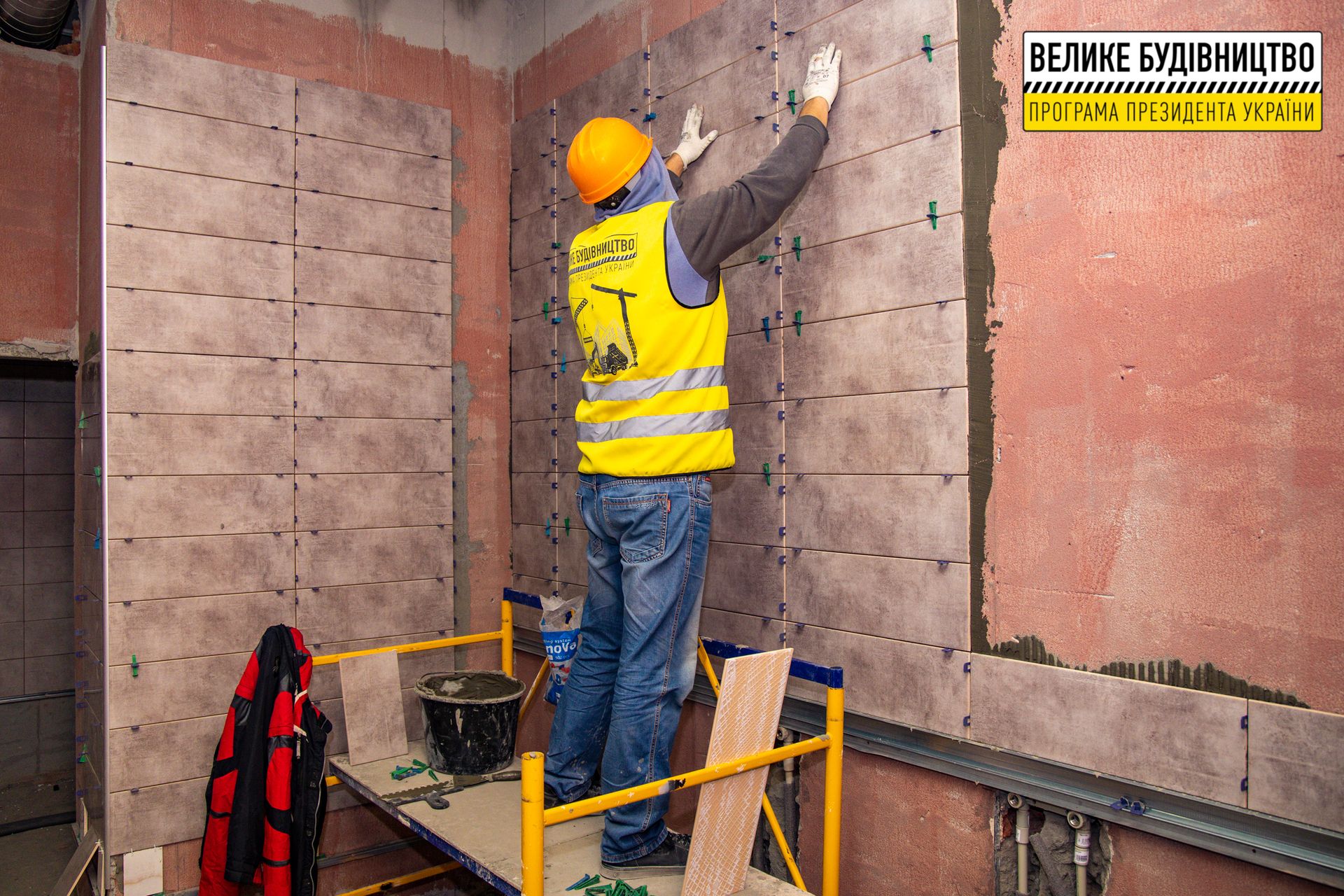 «Вырастает» яркий спортобъект вблизи центрального парка: готовность никопольского бассейна – почти 90%