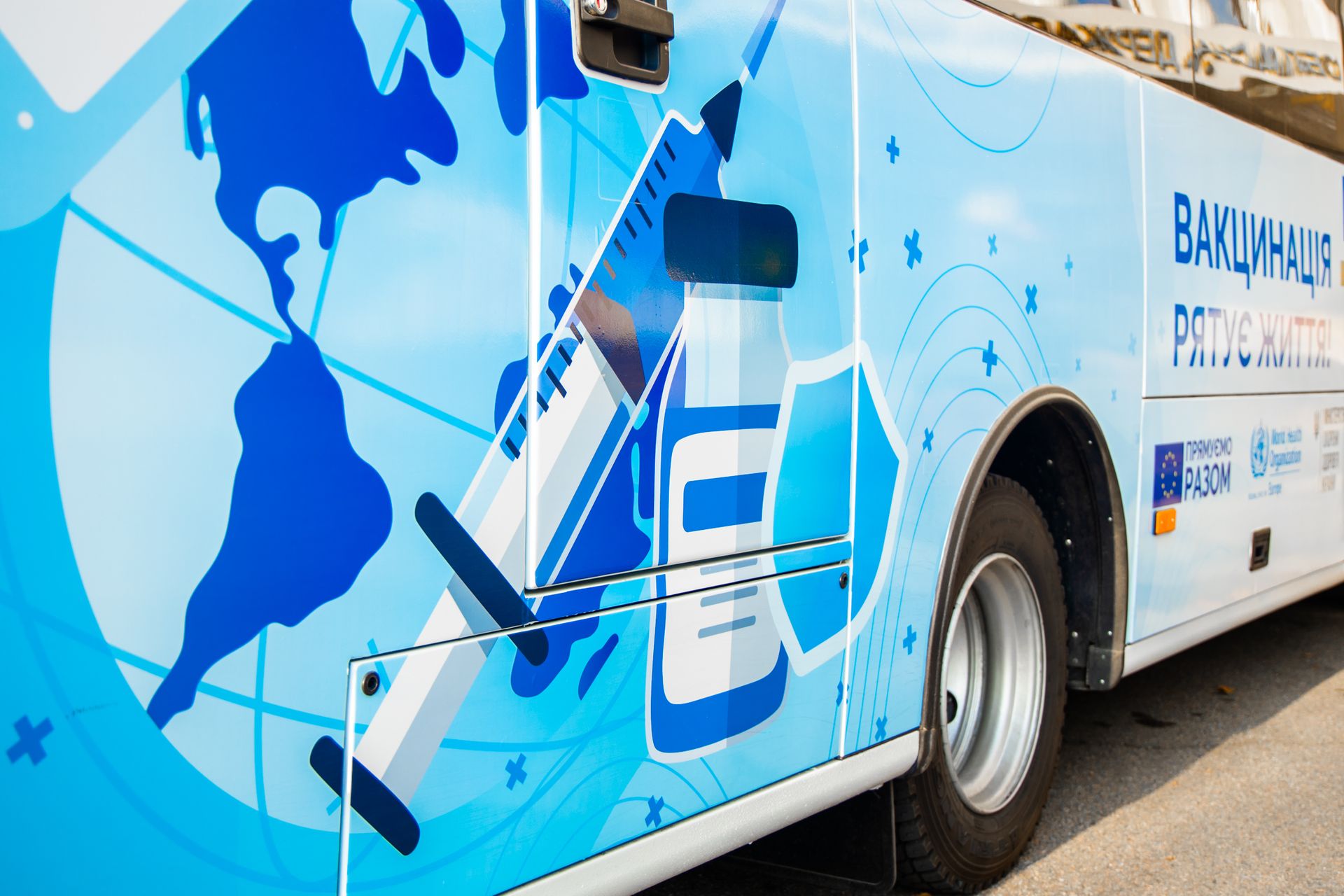 Медучреждениям Днепропетровщины передали автобусы