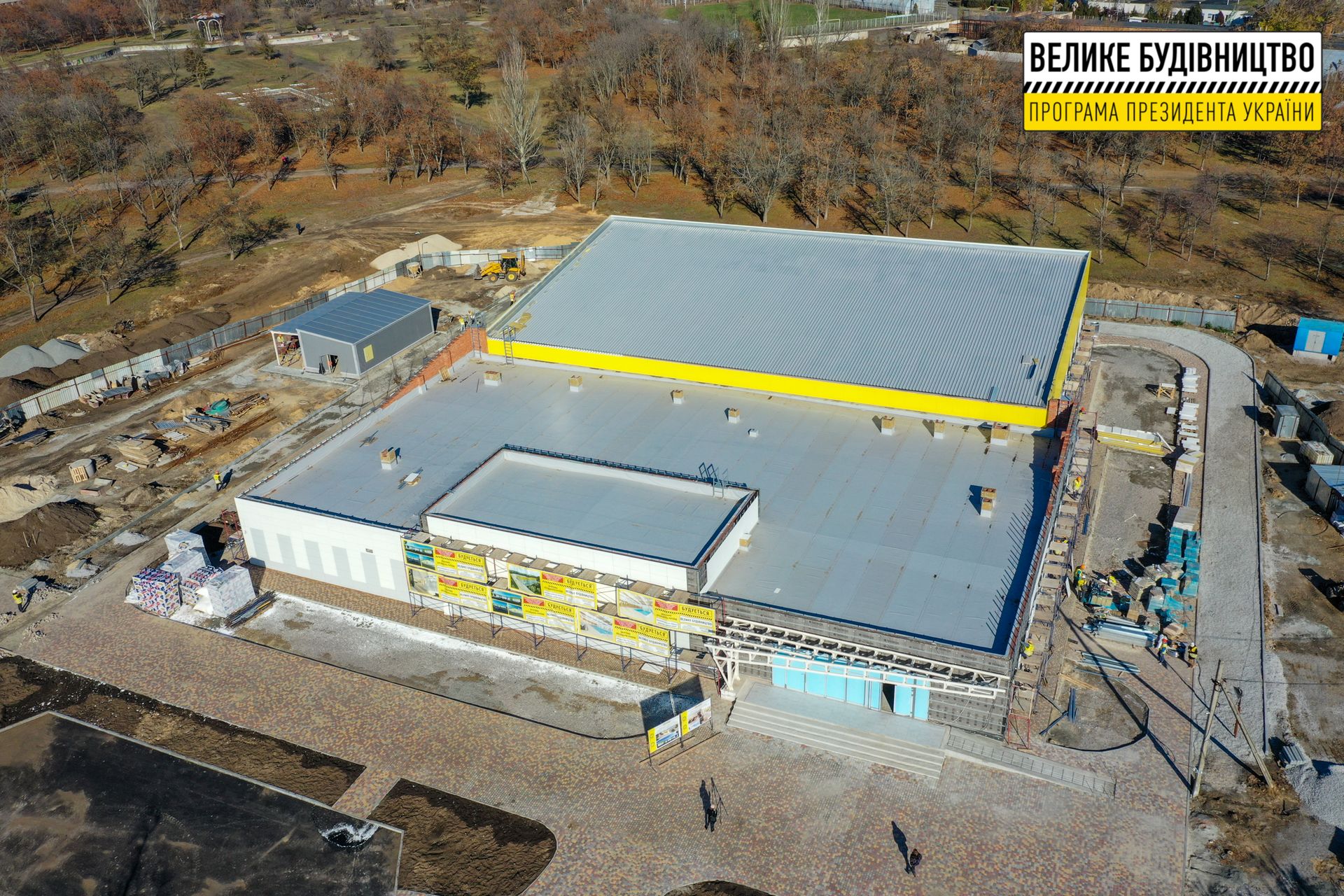 «Вырастает» яркий спортобъект вблизи центрального парка: готовность никопольского бассейна – почти 90%