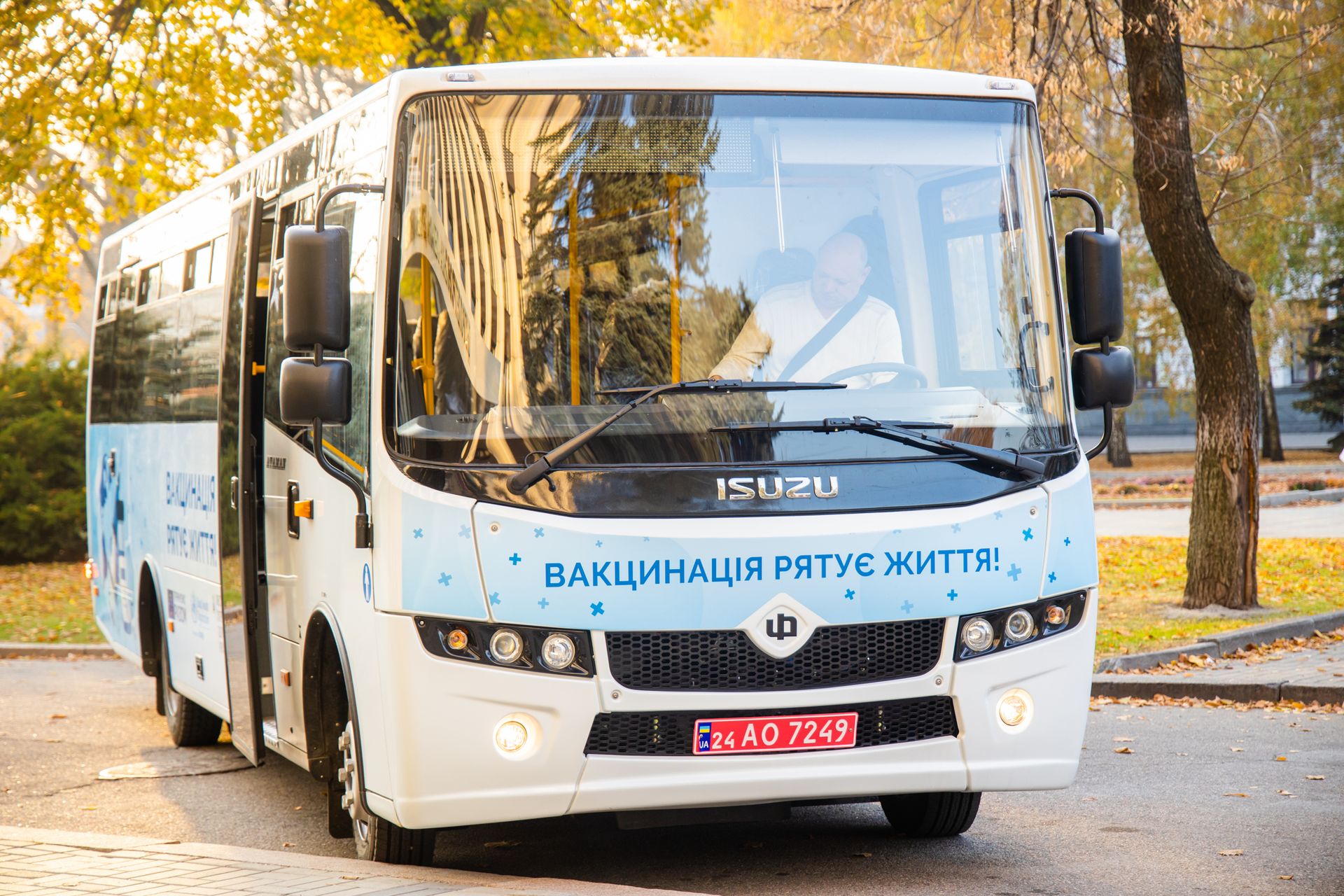 Медучреждениям Днепропетровщины передали автобусы