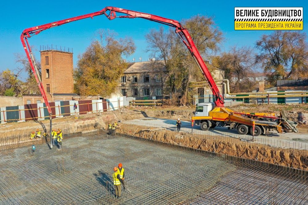 Современный дизайн и технологии энергосбережения: в Кривом Роге строят двухэтажный бассейн