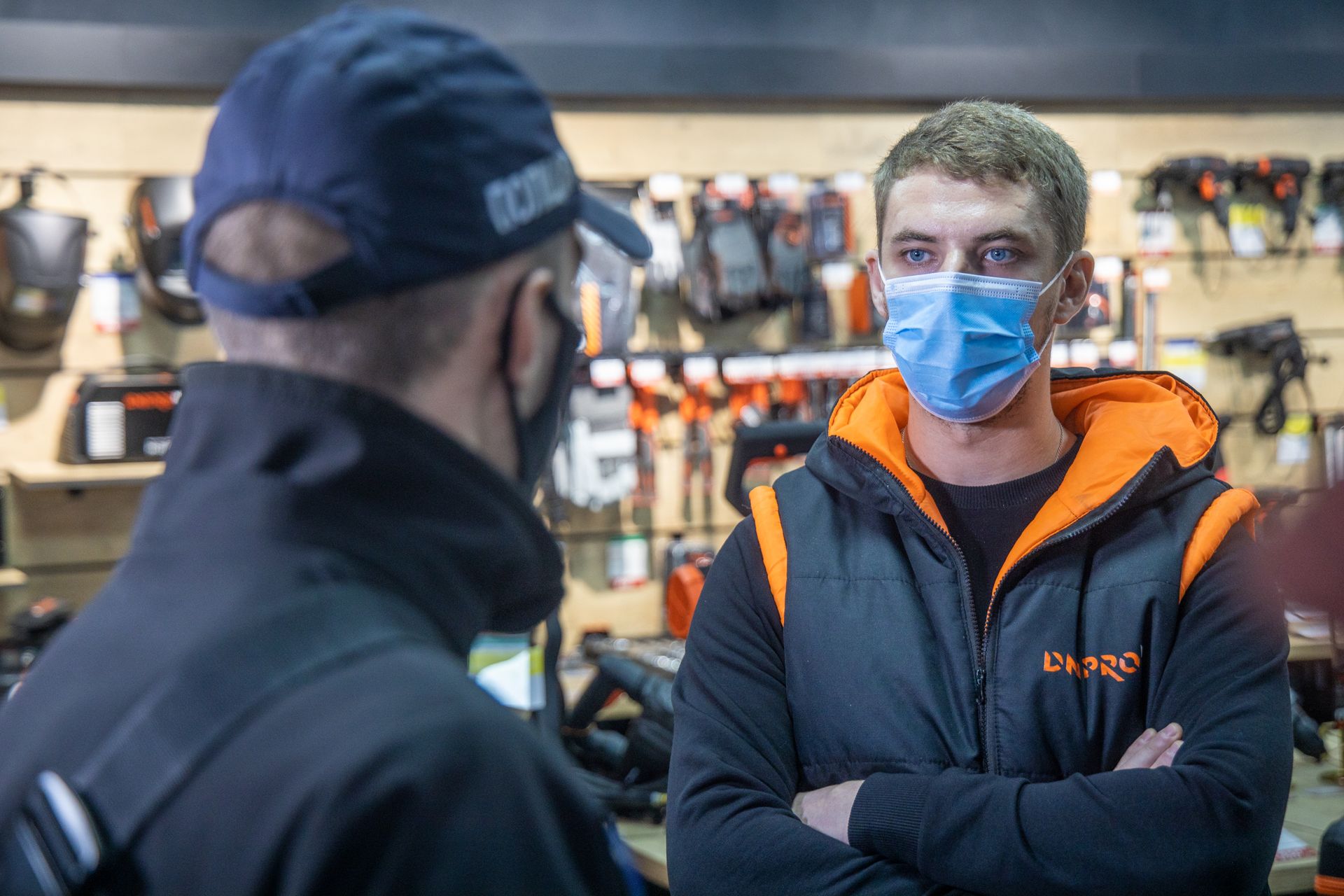 Карантинные рейды в Новомосковске: представители полиции ежедневно проверяют 25 объектов