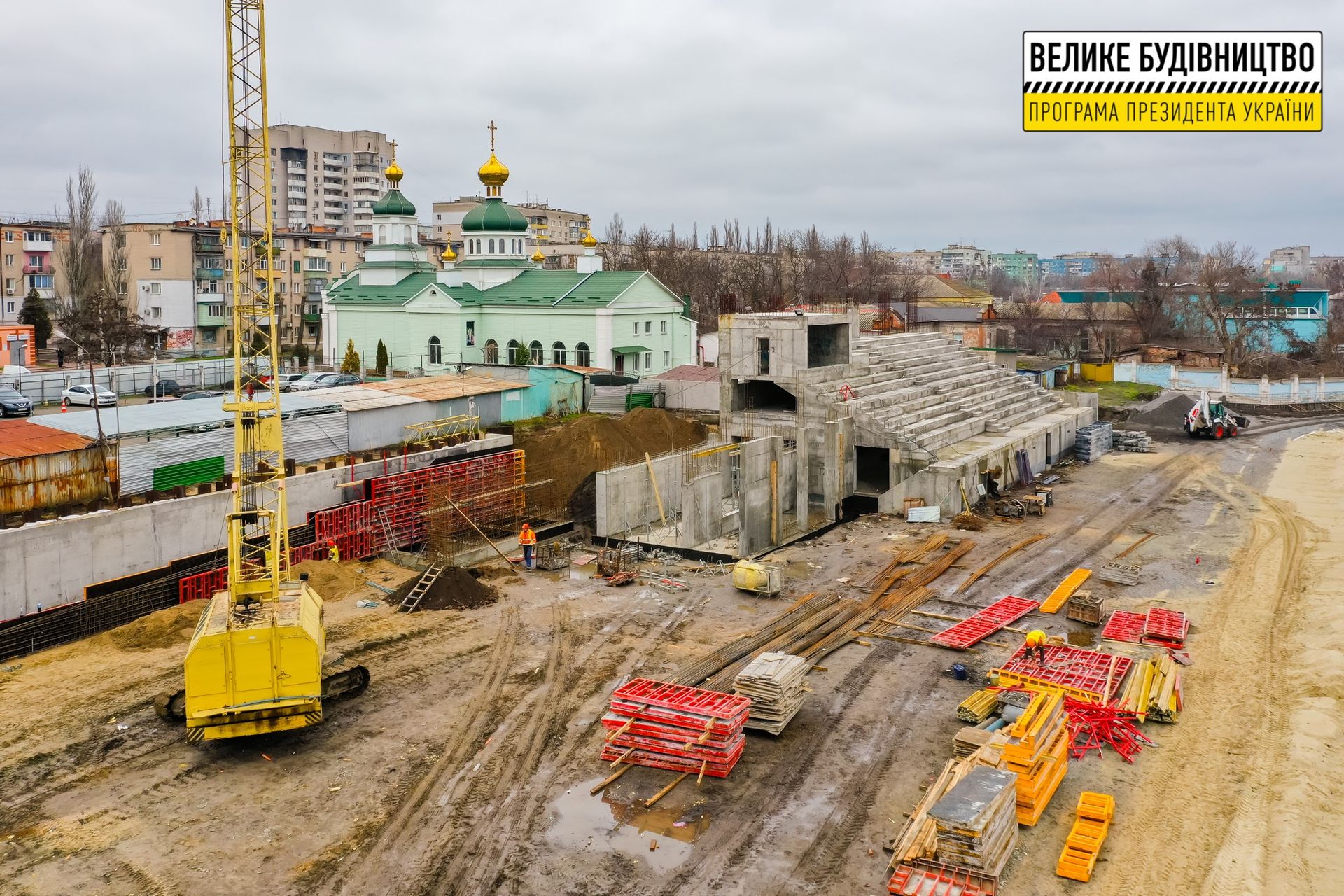 Главную спортивную арену Новомосковска обновляют впервые за полвека